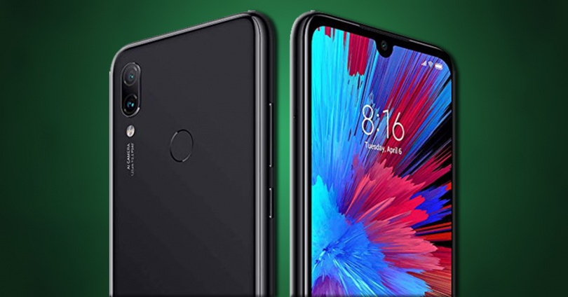 Redmi note 7 sobre fondo verde
