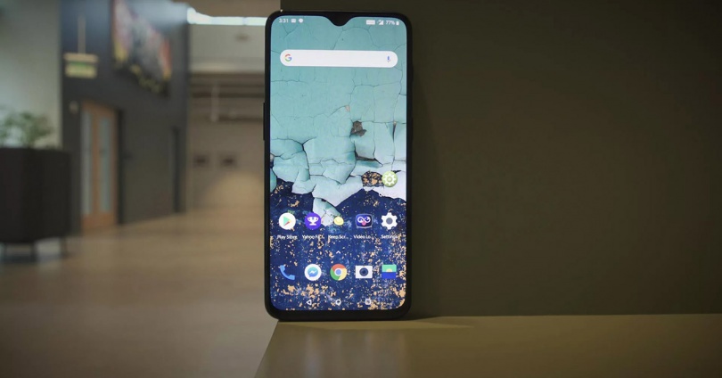 OnePlus 6T en el suelo apoyado en la esquina de una pared