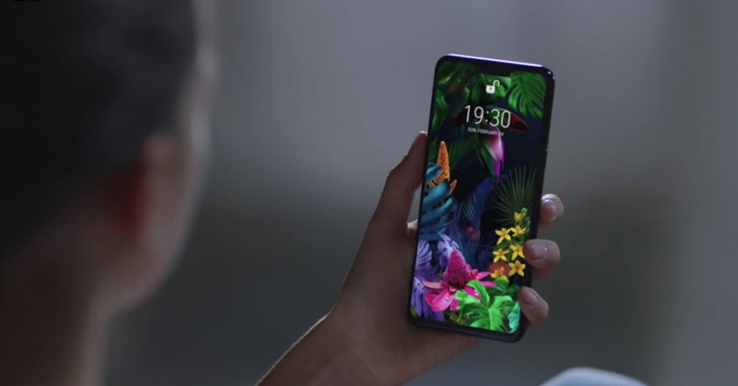 chica mirando el LG G8s ThinQ