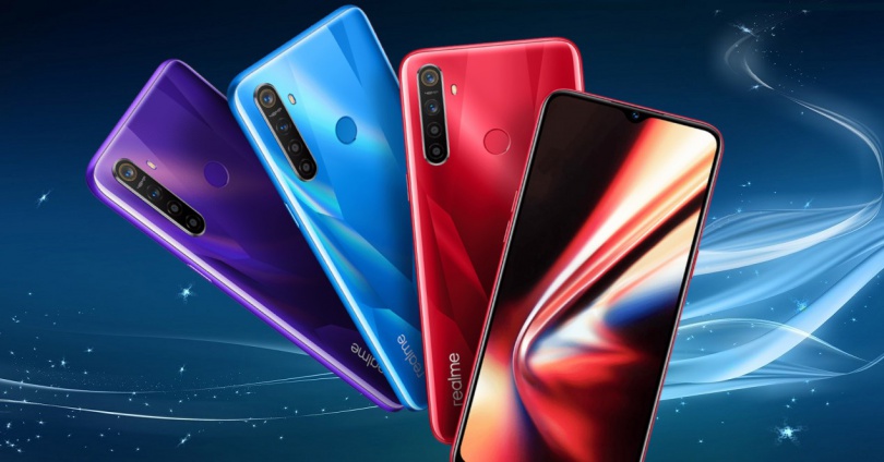 realme 5s sobre fondo azul