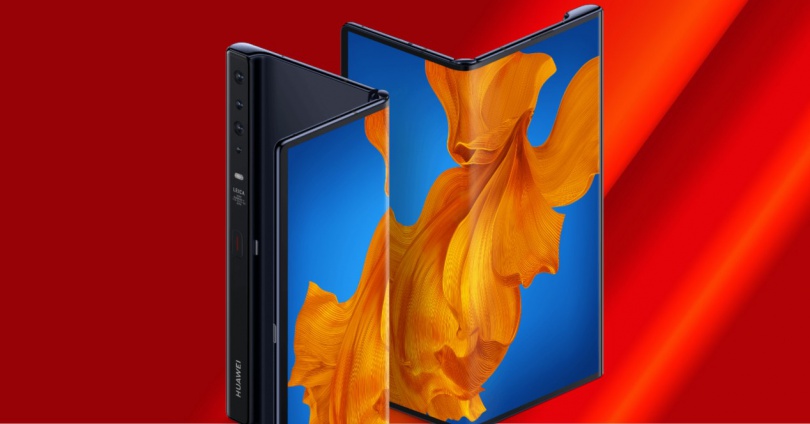 Huawei Mate XS sobre fondo rojo